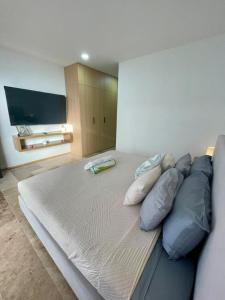 Ένα ή περισσότερα κρεβάτια σε δωμάτιο στο Estudio moderno con alberca - Centro +11 φωτογραφίες