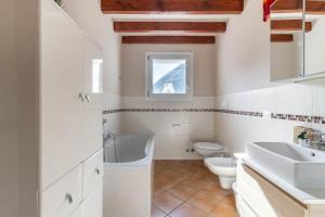 un bagno bianco con lavandino e WC di RaBi Apart - Rafting & Bike Apart a Valbrenta  Altre 19 foto