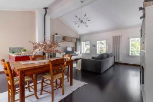 una sala da pranzo e un soggiorno con tavolo e sedie di RaBi Apart - Rafting & Bike Apart a Valbrenta 