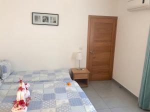 Un dormitorio con dos camas y una puerta de madera. en Condo E2 1bdr 1bth, en Punta Cana