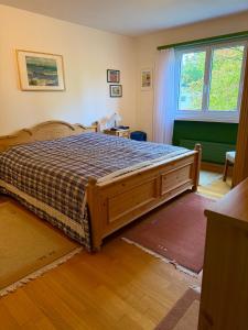 Ένα ή περισσότερα κρεβάτια σε δωμάτιο στο Waldhaus Panorama Home - CharmingStay