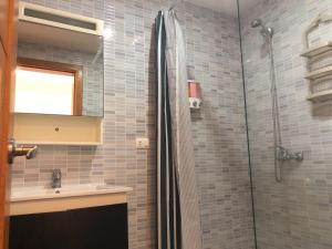 un baño con ducha y lavabo en Condo E2 1bdr 1bth, en Punta Cana