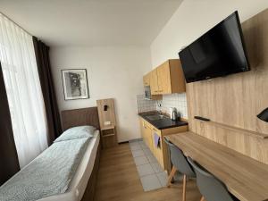 a small apartment with a bed and a kitchen at Deutscher Hof in Plauen