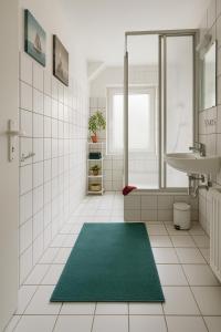 Ένα μπάνιο στο VAJAGIC Apartment mit GartenLounge! Messe, Klinikum, Krupp Krankenhaus