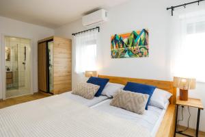 Ένα ή περισσότερα κρεβάτια σε δωμάτιο στο Szépvölgyi Apartman