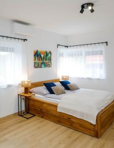 Ένα ή περισσότερα κρεβάτια σε δωμάτιο στο Szépvölgyi Apartman