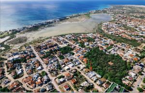 una vista aérea de una ciudad junto al océano en Casa en el Paraiso, en Noord