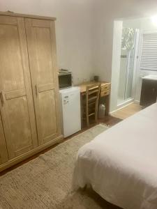 Ένα ή περισσότερα κρεβάτια σε δωμάτιο στο Cosy homestay in green area