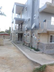 Un gran edificio de apartamentos con fachada de piedra. en Glitz City hotel, en Cape Coast