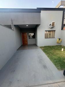 a driveway leading to a building with a garage at Casa em Sinop in Sinop +4 photos
