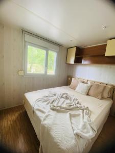Ένα ή περισσότερα κρεβάτια σε δωμάτιο στο Chalet dans les bois
