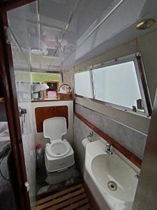 Vannituba majutusasutuses Beautiful boat in rural surroundings near Beverley