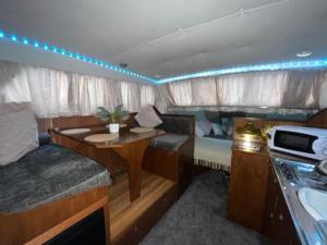 Istumisnurk majutusasutuses Beautiful boat in rural surroundings near Beverley +13 fotot