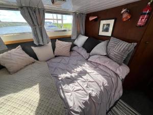 Voodi või voodid majutusasutuse Beautiful boat in rural surroundings near Beverley toas