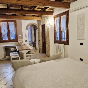 a living room with a bed and a kitchen at Nell'antico ghetto ebraico in Ferrara