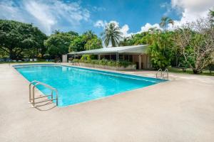 セント・ジェームスにあるCosy apartment with pool and garden viewのリゾートの真ん中にあるプール +2枚の写真