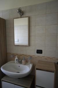 une salle de bain avec un lavabo et un miroir dans l'établissement La Regina del Sole, à Reggio de Calabre 90 autres photos