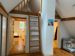 Habitación pequeña con escalera y litera en Frihmess, en Bensheim 12 fotos más