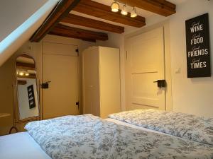 Un dormitorio con una cama y un cartel en la pared. en Frihmess, en Bensheim