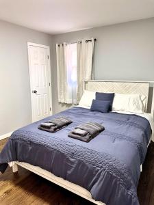South RiverにあるPeaceful 3BR House w Easy NYC Access in South River, NJの大きなベッドと2つの枕がある寝室