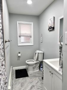 South RiverにあるPeaceful 3BR House w Easy NYC Access in South River, NJのトイレ、洗面台、窓のあるバスルーム