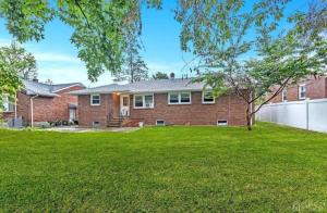 South RiverにあるPeaceful 3BR House w Easy NYC Access in South River, NJの緑の庭のある大きなレンガ造りの家