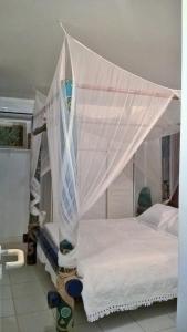 1 cama con dosel en una habitación en Ocean apartment, en Río de Janeiro