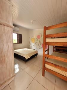 een slaapkamer met een bed en een stapelbed bij Lago da Rosa in Olímpia +8 foto's