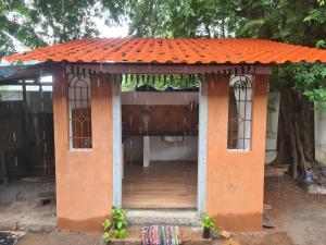 オーロヴィルにあるSPIDEY's PITSTOPの小屋