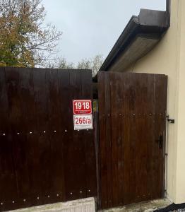une maison dotée d'un portail avec un panneau. dans l'établissement Apartmán Rožnov České Budějovice, à České Budějovice
