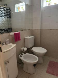 Et badeværelse på Depto de un dormitorio cerca boulevard oroño