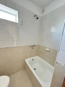 Et badeværelse på Depto de un dormitorio cerca boulevard oroño