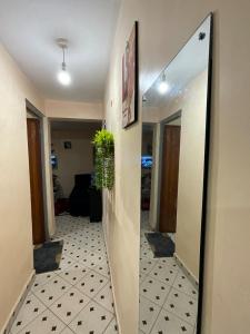 Un pasillo con un espejo en la pared. en Haus Cossie, en Machakos