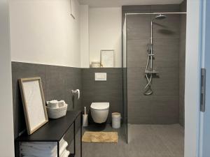 Ένα μπάνιο στο Neubauwohnung in Augustdorf - direkt an der Senne +3 φωτογραφίες