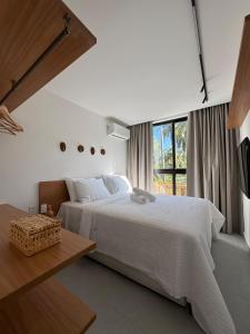 Un dormitorio blanco con una cama grande y una ventana. en Triplex Nalu - Sofisticação na Rota Ecológica de Milagres, en Porto de Pedras 32 fotos más