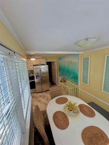 une salle à manger avec une table blanche et une cuisine dans l'établissement Romantic Beach Escape Steps to Sand & Sunset, à St. Pete Beach