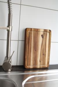 een snijplank op een aanrecht naast een gootsteen bij RuhrpottImmo - Zentrale Wohnung in Iserlohn - bis zu 7 Pers in Iserlohn