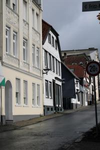 een lege straat in een stad met witte gebouwen bij RuhrpottImmo - Zentrale Wohnung in Iserlohn - bis zu 7 Pers in Iserlohn +21 foto's