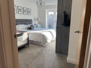 En eller flere senge i et værelse på 3 Bungalow-Parking-WiFi-Long Stays