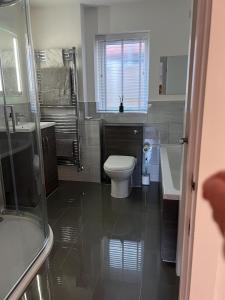 Et badeværelse på 3 Bungalow-Parking-WiFi-Long Stays