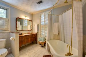 Vannituba majutusasutuses Historic Hot Springs Home Less Than 1 Mi to Oaklawn! +31 fotot