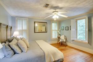 Voodi või voodid majutusasutuse Historic Hot Springs Home Less Than 1 Mi to Oaklawn! toas