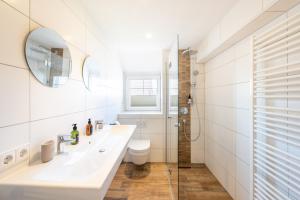 Kupatilo u objektu SCHUSTERjunge Homes I Zentrale Ferienwohnung I neu & modern I 3 Zimmer bis 6 Personen +6 fotografija