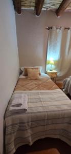 Giường trong phòng chung tại Departamentos Tilcara