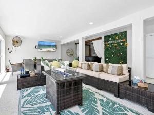 TV a/nebo společenská místnost v ubytování Book Me Baby! Wildflower Inn Siesta Key #8 Coconut