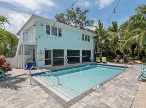 シエスタ・キーにあるBook Me Baby! Wildflower Inn Siesta Key #7 Split Leafの家の前にプールがある家