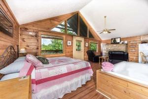 Кровать или кровати в номере Hearts Desire - Hot Tub, Jacuzzi & Dog Friendly