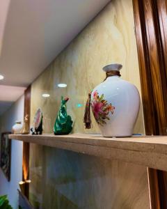 Un estante con un jarrón blanco encima. en Luxury 1 Bed Apartment - Civic Centre, en Rawalpindi 3 fotos más