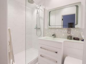 Bilik mandi di Beckside Cottage +25 gambar