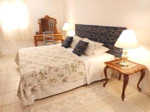 une chambre avec un lit et une table avec une lampe dans l'établissement Spazio Hotel & Eventos, à Ivoti 24 autres photos